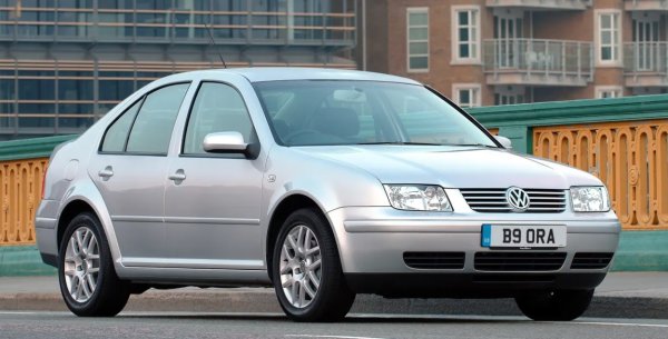 При германците името се появява при бежова седан версия на GOLF. Нормално, тук печели суперколата от Апенините.
